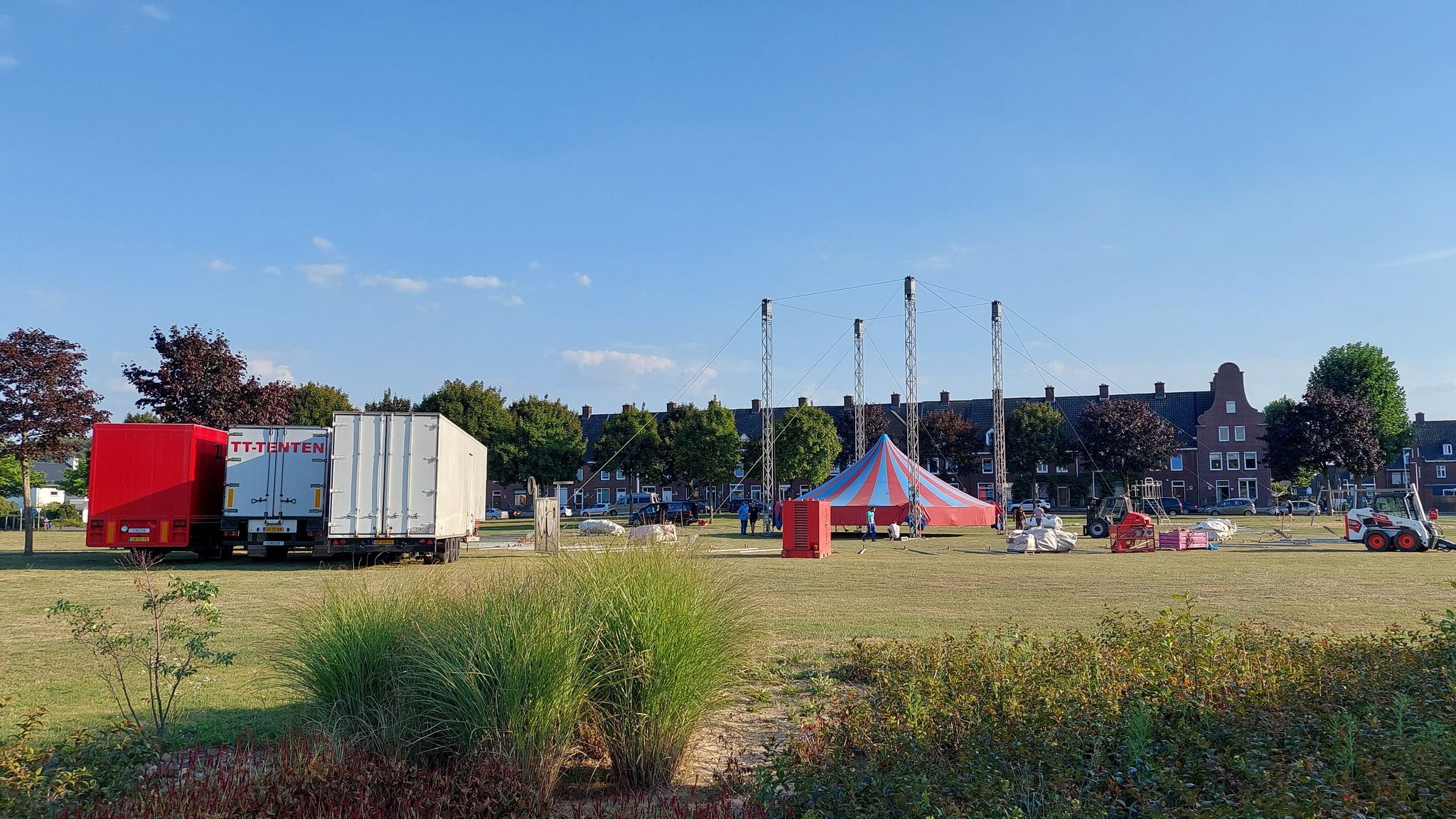 De opbouw is begonnen, Nationaal Circus Hollandia gaat van start!